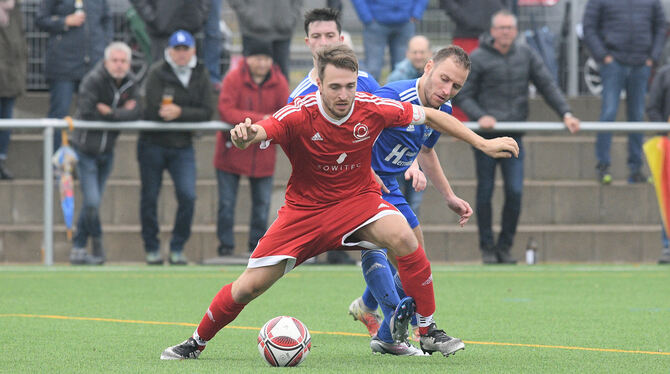 Bringt den FC Sonnenbühl beim 2:1-Sieg in Würtingen mit 1:0 in Führung: Manuel König.  FOTO: BAUR