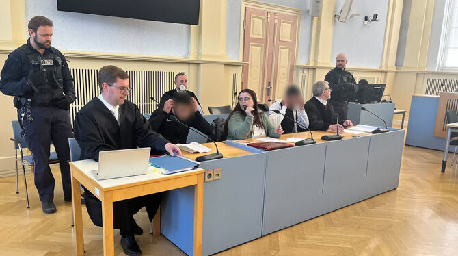 alb proz burladingen Zwei Brüder (3. von links und 3. von rechts) müssen sich wegen versuchten Mordes vor dem Landgericht Hechingen verantworten. In