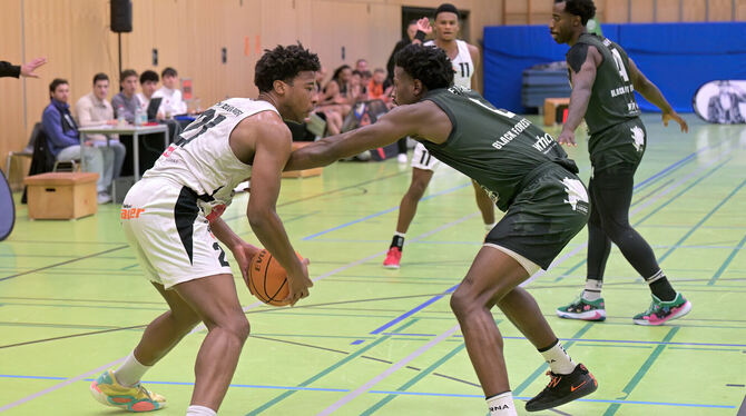 Miles Mallory (links) und die Reutlinger Basketballer hatten am Ende gegen Schwenningen das Nachsehen, weil vor allem auch Keevi