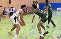 Miles Mallory (links) und die Reutlinger Basketballer hatten am Ende gegen Schwenningen das Nachsehen, weil vor allem auch Keevi