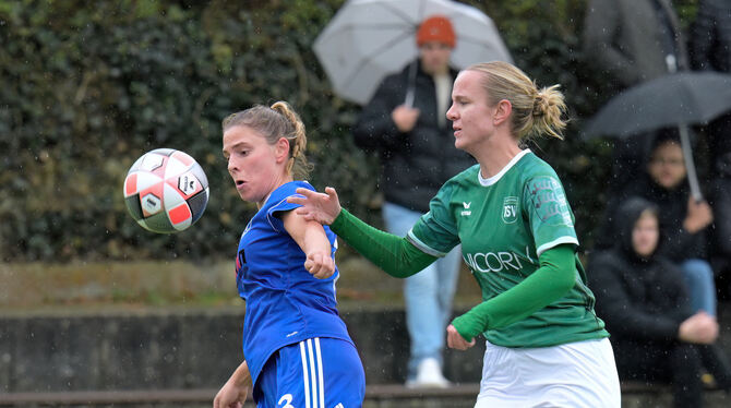Amelie Preusch (links) vom FC Engstingen im Zweikampf mit der Sondelfingerin Emily Zipperle.