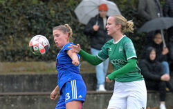 Amelie Preusch (links) vom FC Engstingen im Zweikampf mit der Sondelfingerin Emily Zipperle.