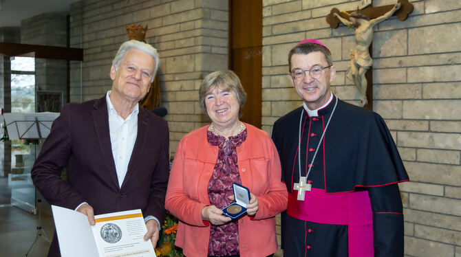 Bischof Dr. Klaus Krämer ehrt Ursula und Michael Halter aus Pfullingen. FOTO: DIÖZESE Bischof Dr. Klaus Krämer ehrt Ursula und Michael Halter aus Pfullingen. FOTO: DIÖZESE