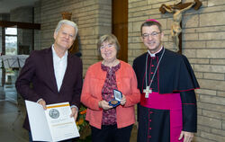 Bischof Dr. Klaus Krämer ehrt Ursula und Michael Halter aus Pfullingen. FOTO: DIÖZESE