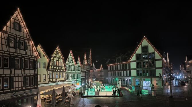 Die Kunsteisbahn auf dem Marktplatz von Bad Urach in Weihnachtsbeleuchtung.  FOTO: FINK