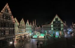 Die Kunsteisbahn auf dem Marktplatz von Bad Urach in Weihnachtsbeleuchtung.  FOTO: FINK