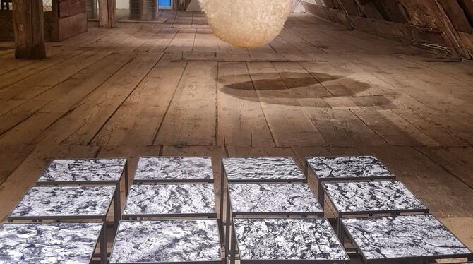 In der Münsinger Zehntscheuer ergaben Arbeiten dreier Künstler ein großes Ganzes. Vorn Fotos von Gert Wiedmaier, in der Mitte  e