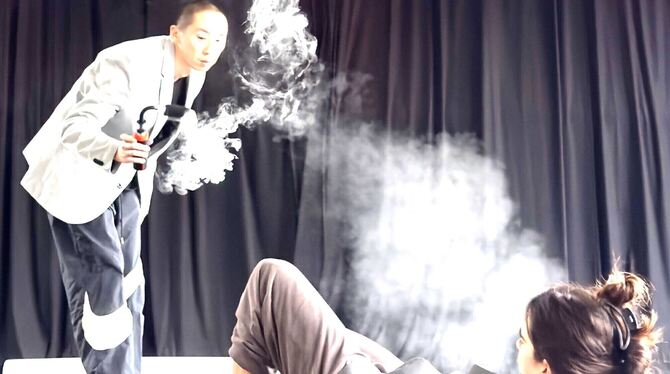 Probenszene aus dem Tanz-Game-Stück »REDHOT – Ultra Deluxe« von Katja Büchtemann mit Seung Hwan Lee und Selina Koch.