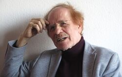 Gerhard Kaufmann ist gebürtiger Reutlinger. Er wuchs in Sindelfingen auf. Von 1986 bis 2009 war er Tübinger Stiftskirchenkantor.