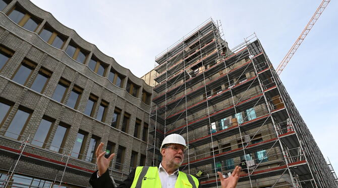 Baustelle neues Landratsamt Reutlingen Landrat Dr. Ulrich Fiedler freut sich auf die Fertigstellung des neuen Landratsamtes, in dem allen Bürgern ein besserer Service