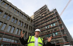 Landrat Dr. Ulrich Fiedler freut sich auf die Fertigstellung des neuen Landratsamtes, in dem allen Bürgern ein besserer Service