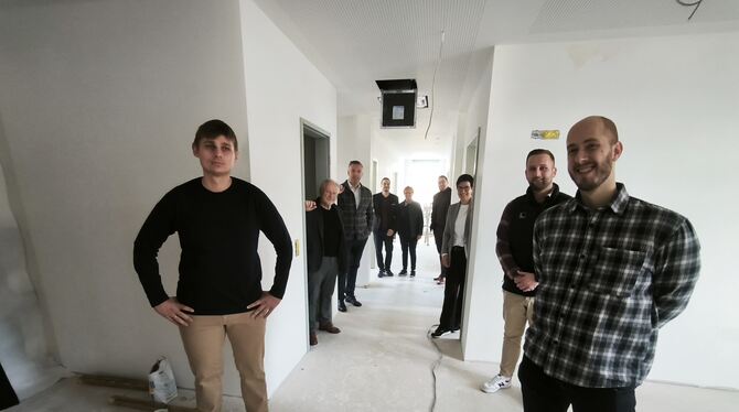 Ärztehaus-Beteiligte Auf der Baustelle des künftigen Ärztehauses: Die beiden Ärzte Johannes Jakober (links) und Dr. Vincent Müller (rechts) werden hi