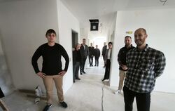 Auf der Baustelle des künftigen Ärztehauses: Die beiden Ärzte Johannes Jakober (links) und Dr. Vincent Müller (rechts) werden hi