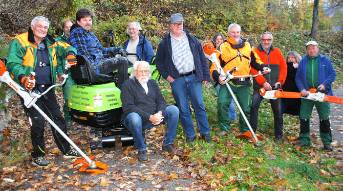Mitglieder der Albvereins-Ortsgruppe Honau und des Vereins Rana freuen sich riesig über die von der Stuttgarter Hofbräu Umweltst