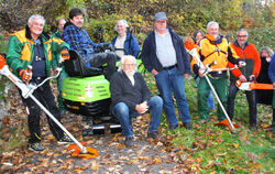 Mitglieder der Albvereins-Ortsgruppe Honau und des Vereins Rana freuen sich riesig über die von der Stuttgarter Hofbräu Umweltst