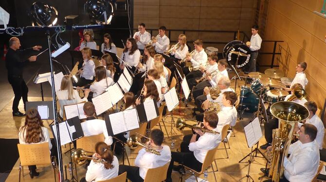 Unter musikalischer Leitung von Dietmar Pelz ließen zwei große Jugendkapellen aus elf Vereinen Blasmusik, wie sie zukünftig sein