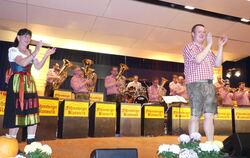 Dirigent Toni Hinderer wandte sich auch dem Publikum zu und förderte damit die gute Stimmung in der Gutenberghalle.  FOTO: SANDE