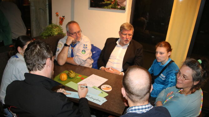 In der Jugendarbeit aktive Ehrenamtliche aus dem Landkreis  im Gespräch mit Landrat Dr. Ulrich Fiedler wie die Juleica im Kreis