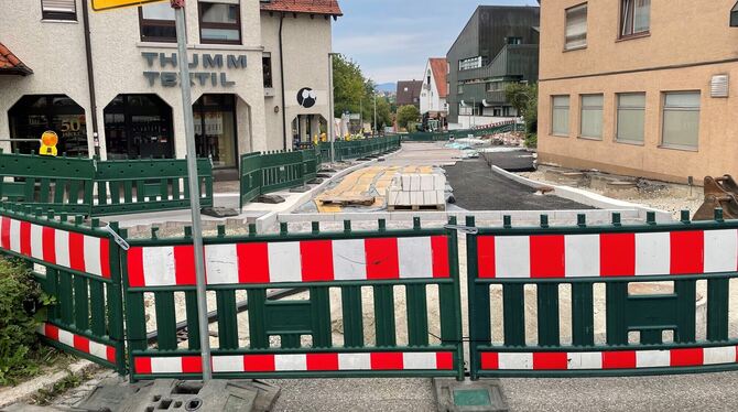 Im August war das schadhafte Pflaster in der Marktplatzstraße im Zentrum von Pliezhausen bereits entfernt. Die neuen Steine lage