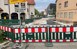 Im August war das schadhafte Pflaster in der Marktplatzstraße im Zentrum von Pliezhausen bereits entfernt. Die neuen Steine lage