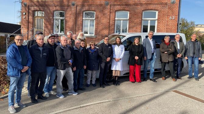 Bürgermobil Fast alle ehrenamtlichen Helfer sind zur feierlichen Übergabe des Bürgermobils an die Öffentlichkeit gekommen.