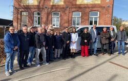 Fast alle ehrenamtlichen Helfer sind zur feierlichen Übergabe des Bürgermobils an die Öffentlichkeit gekommen.