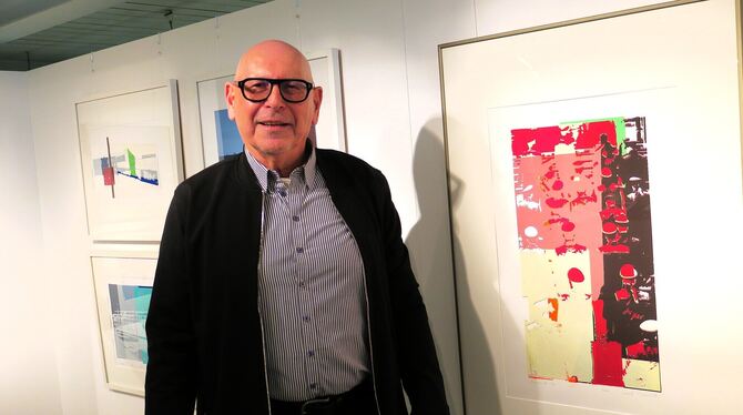karl striebel ausstellung überdruck stadtbibliothek reutlingen foto armin knauer Karl Striebel in seiner Ausstellung »Überdruck« in der Podestgalerie der Stadtbibliothek.