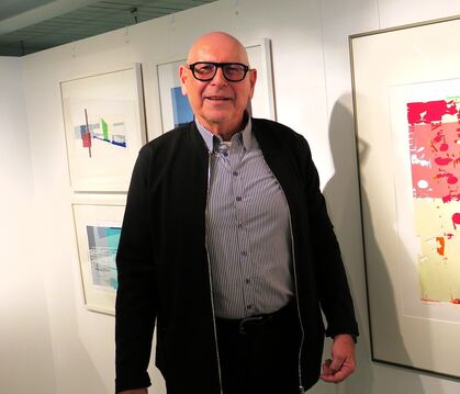 Karl Striebel in seiner Ausstellung »Überdruck« in der Podestgalerie der Stadtbibliothek.