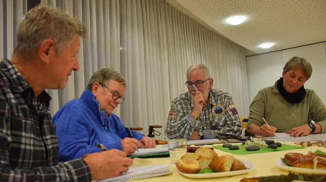 Kreatives Schreiben Kreatives Schreiben ist ein neuer Kurs im Rahmen des Kirchentellinsfurter Generationen-Netzwerks.