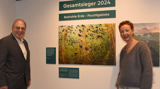 Museumsleiterin Dr. Barbara Karwatzki und Oberbürgermeister Thomas Keck vor dem Siegerfoto von Shane Gross aus Kanada, der Kaulq