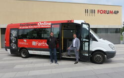 Im Sommer 2021 zeigten Bernd Kugel vom RSV (links) und Pliezhausens Bürgermeister Christof Dold den neuen E-Bus des Ortsbusses.