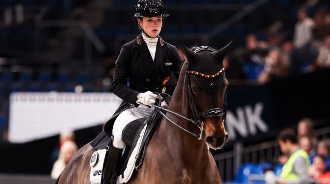 12.11.2025, 39. internationales Reitturnier, Hans Martin Schleyer Halle, Pferde, Reiten, Sport, Stuttgart German Masters 2025, e Haushohe Favoritin auf den Sieg im Dressur-Cup am Donnerstag: Die Bayerin Jana Lang und ihr bereits 19-jährigen Wallach Baron, m