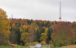 Zum Gemeindewald gehört unter anderem die Fläche links der Straße zwischen Gomadingen und Bernloch, wo derzeit die neuen Windkra
