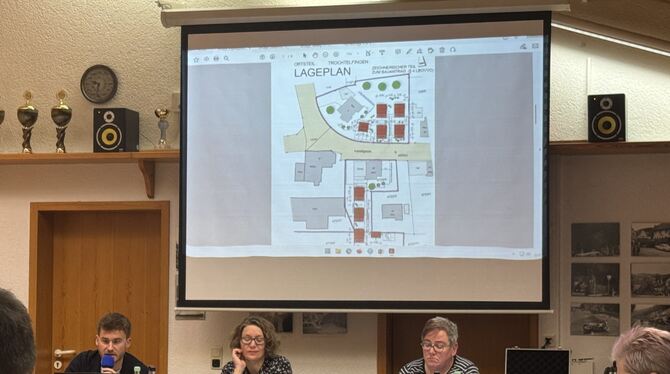 Hauptamtsleiter Dominik Früh (von links), Bürgermeisterin Katja Fischer und Kämmerin Beate Beck in der Ratssitzung.  FOTO: RUOF