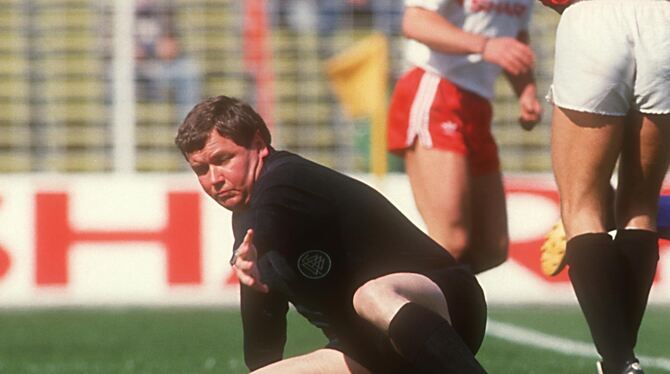 Die Karriere von Schiedsrichter Wolf-Dieter Ahlenfelder begann vor 50 Jahren mit einem Skandal. FOTO: WITTERS Die Karriere von Schiedsrichter Wolf-Dieter Ahlenfelder begann vor 50 Jahren mit einem Skandal. FOTO: WITTERS