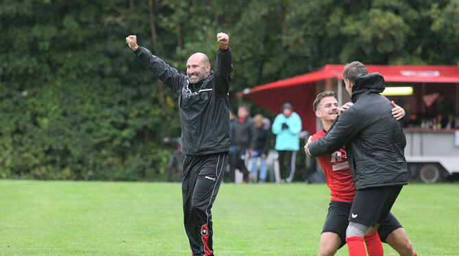 Degerschlacht-Trainer Heiko Lichtenberger jubelt.