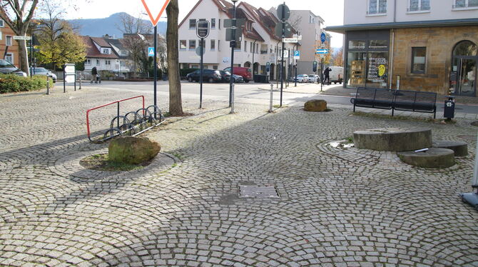 Dettingen Mühleplatz Sanierung Trist und mit wenig Aufenthltsqualität präsentiert sich der Müheplatz gegenüber der einstigen Mühle - das soll sich ändern.