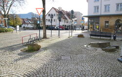 Trist und mit wenig Aufenthltsqualität präsentiert sich der Müheplatz gegenüber der einstigen Mühle - das soll sich ändern.