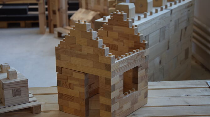 Holzmodell Das Modellhäuschen aus Holzbaustein zeigt das Bauprinzip des Tübinger Unternehmens: Baustein für Baustein erwachsen ganze Wände