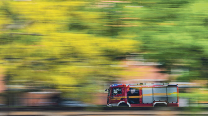 feuerwehr Rückt die Feuerwehr aus, ist Schnelligkeit gefragt. Ob da die Einsatzkräfte Zeit haben, vorher ihr privates Elektroauto am Feuer