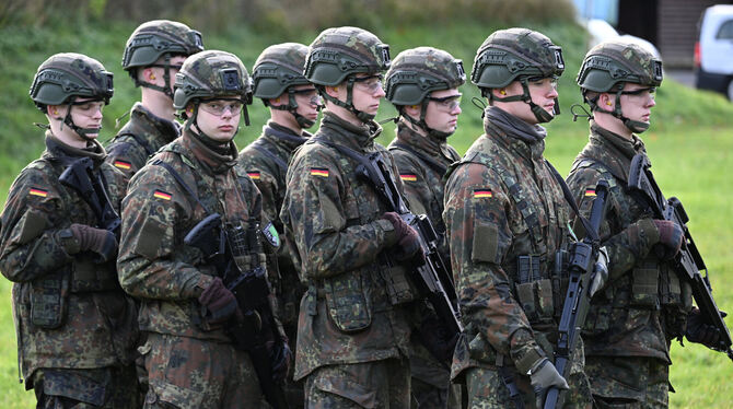 dpatopbilder, lnw, nwf, ---, Soldat, Soldaten, Wehrdienst, We, Verteidigung, Militär Rekruten bei der Schießausbildung: Politiker von Union und SPD haben sich für den neuen Wehrdienst auf eine flächendeckende Must