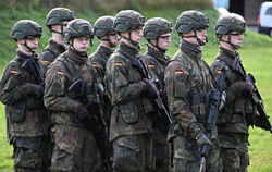 Rekruten bei der Schießausbildung: Politiker von Union und SPD haben sich für den neuen Wehrdienst auf eine flächendeckende Must