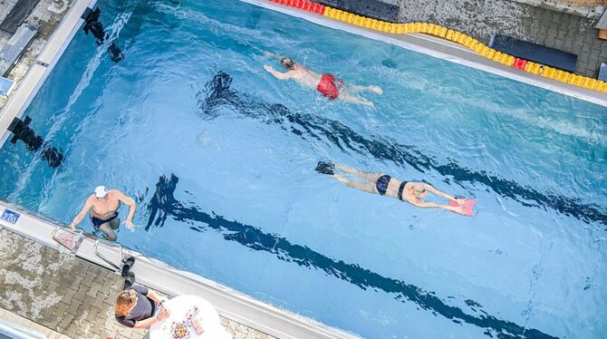 Schwimmen im Vorgarten-Freibad Schwimmen im Vorgarten-Freibad