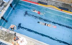 Schwimmen im Vorgarten-Freibad