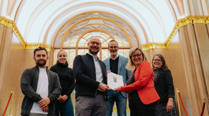 Auszeichnung City Challenge Berlin Christoph Brändle Christoph Brändle, Geschäftsführer der Augnum GmbH in Auingen, nahm die Auszeichnung von Martina Klement, Chief Digital Officer