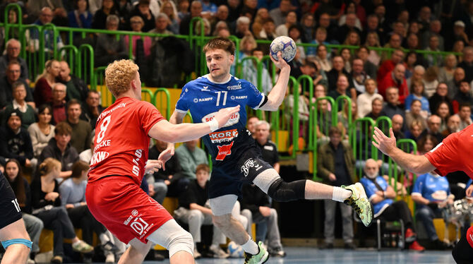 Handball 3. Liga Männer VfL Pfullingen Der Pfullinger Johnny Beck (mit Ball) vom VfL Pfullingen fügt sich immer besser ins VfL-Spiel ein.