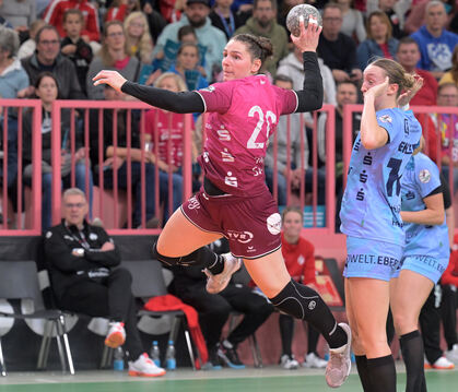 In den vergangenen zwei Spielen mit einer 100-Prozent-Trefferquote:  TuS-Mannschaftsführerin Svenja Hübner.