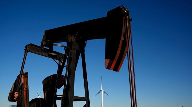 Das Verbrennen von Öl befeuert die Erderhitzung Das Verbrennen von Öl befeuert die Erderhitzung