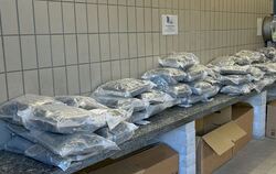 Beschlagnahmtes Marihuana liegt auf einem Tisch