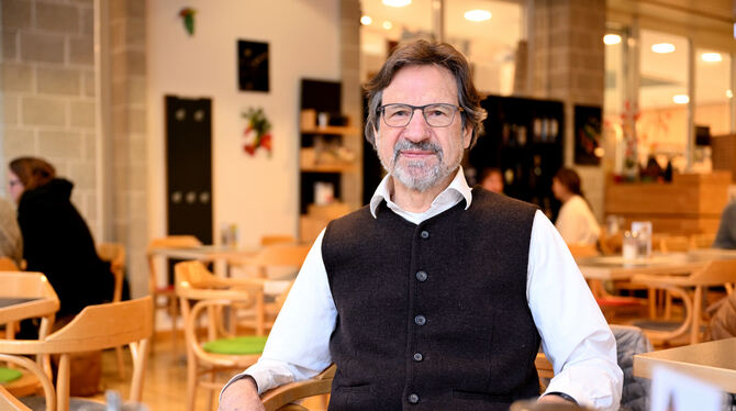 In Ermangelung eines Vereinsraums sitzt der Vorsitzende des Netzwerks Kultur, Gerhard Loew, beim Pressegespräch im VHS-Bistro. D